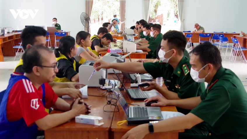 tay ninh tiep nhan 127 cong dan duoc campuchia trao tra qua cua khau tan nam hinh anh 3