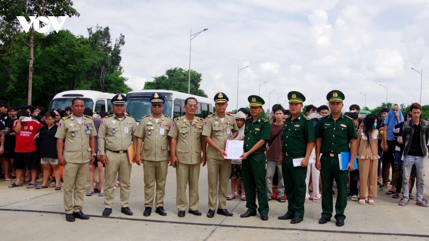 tay ninh tiep nhan 127 cong dan duoc campuchia trao tra qua cua khau tan nam hinh anh 1