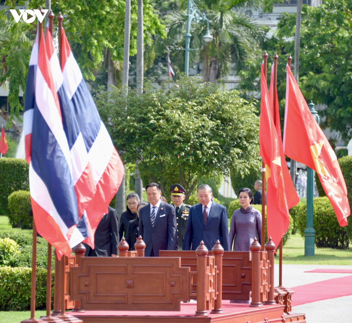 hinh anh thu tuong thai lan chu tri le don tong bi thu, chu tich nuoc to lam cung phu nhan hinh anh 2