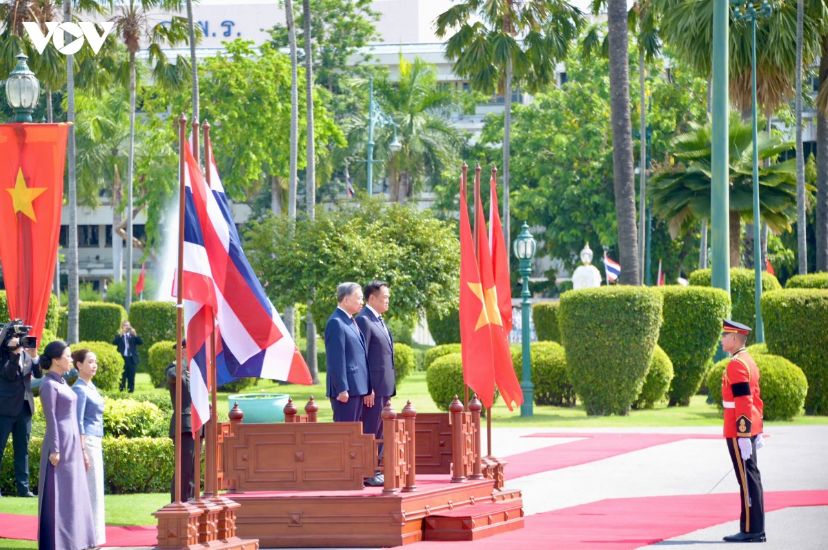 hinh anh thu tuong thai lan chu tri le don tong bi thu, chu tich nuoc to lam cung phu nhan hinh anh 3