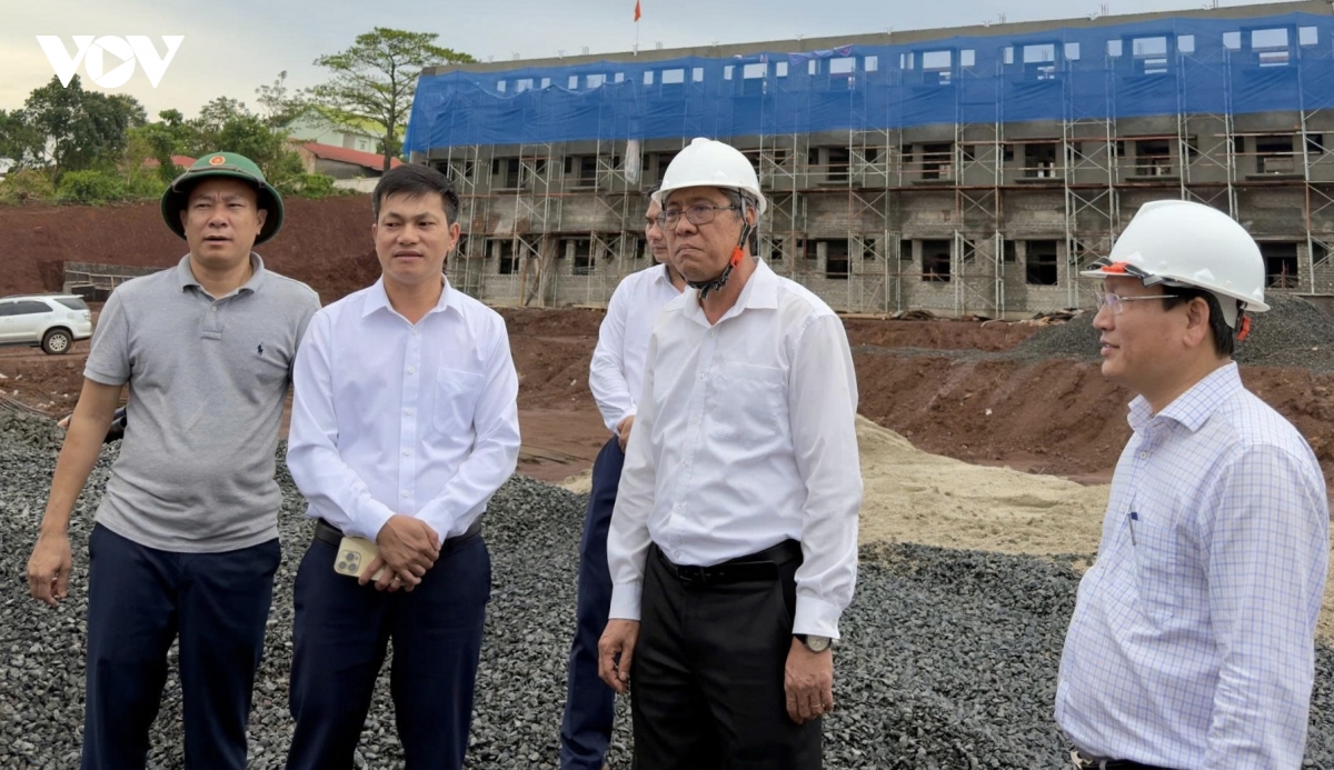  chay nuoc rut hoan thien truong noi tru lien cap tren bien gioi lam Dong hinh anh 4