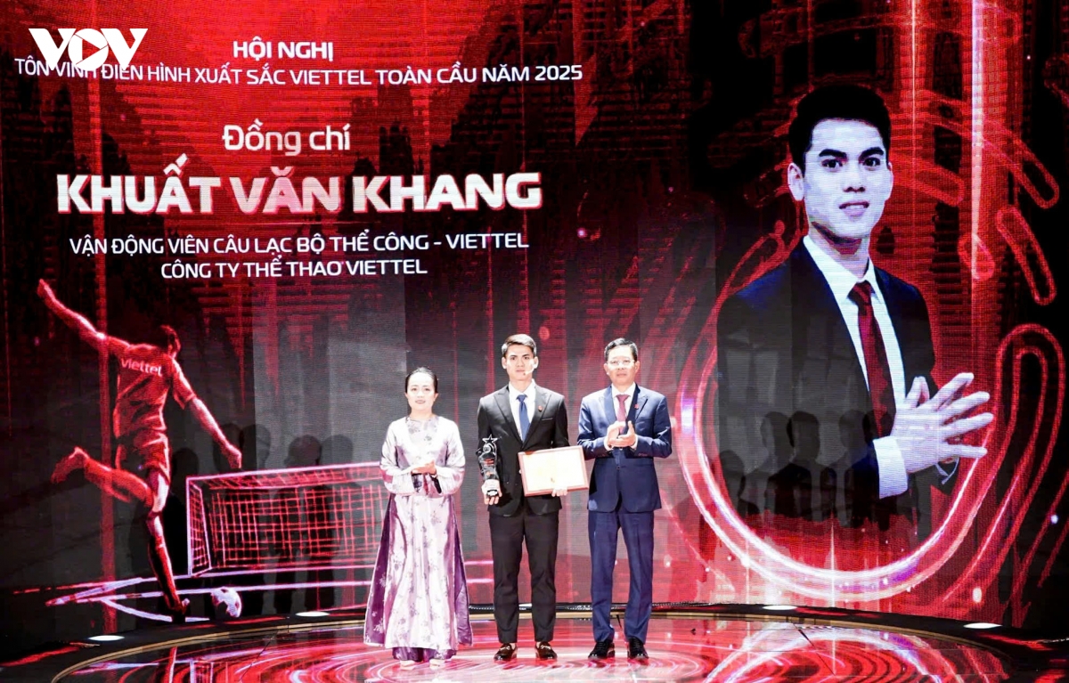 tro cung cua hlv kim sang sik bat ngo duoc vinh danh hinh anh 3