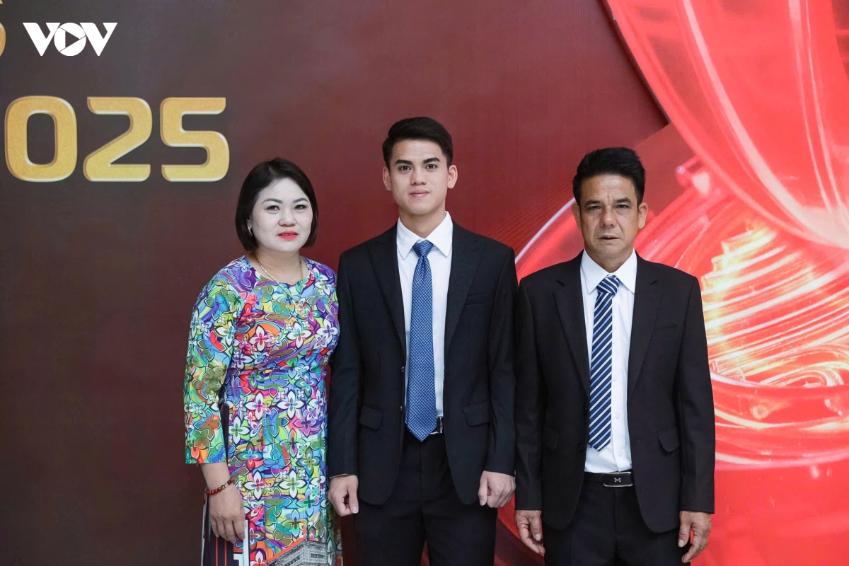  tro cung cua hlv kim sang sik bat ngo duoc vinh danh hinh anh 2