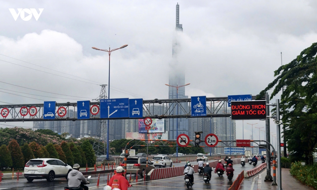 TP.HCM lắp loa cảnh báo trên cầu Sài Gòn để giảm tai nạn mùa mưa