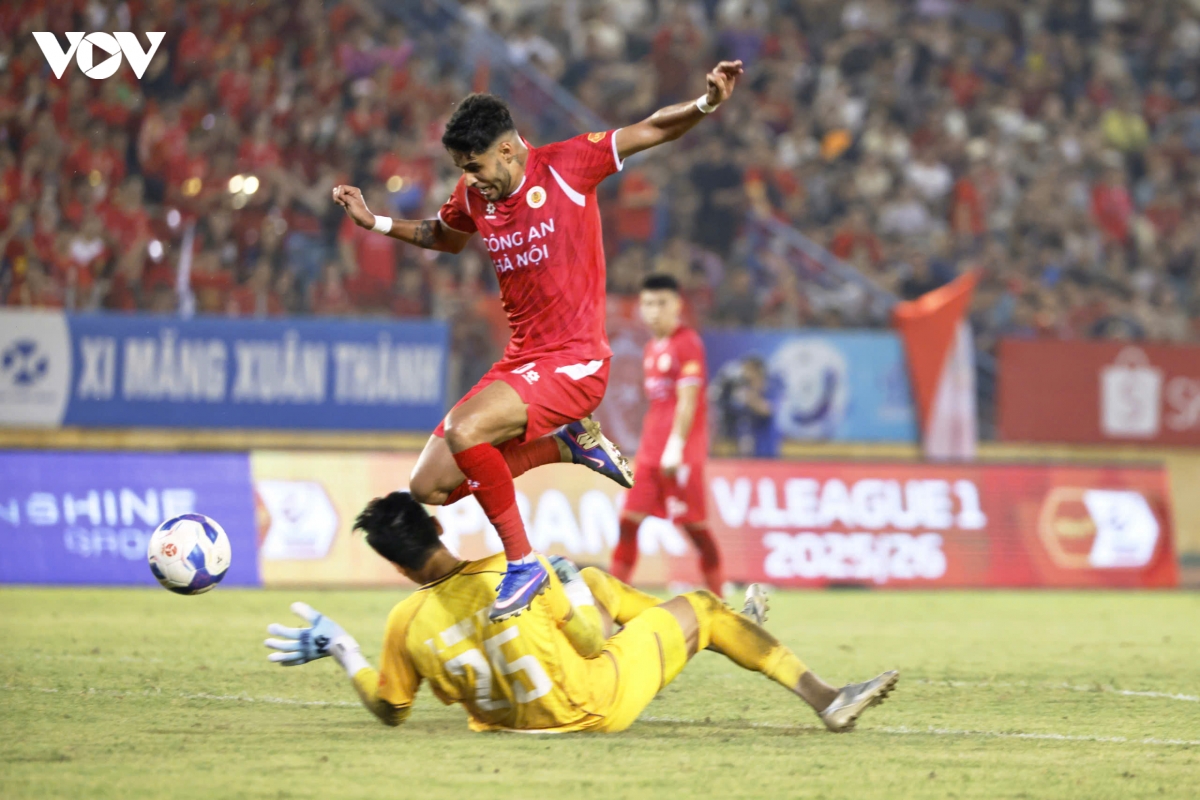 cahn danh bai tp.hcm trong ngay nang cao cup vo dich lpbank v.league 1 - 2025 26 hinh anh 4