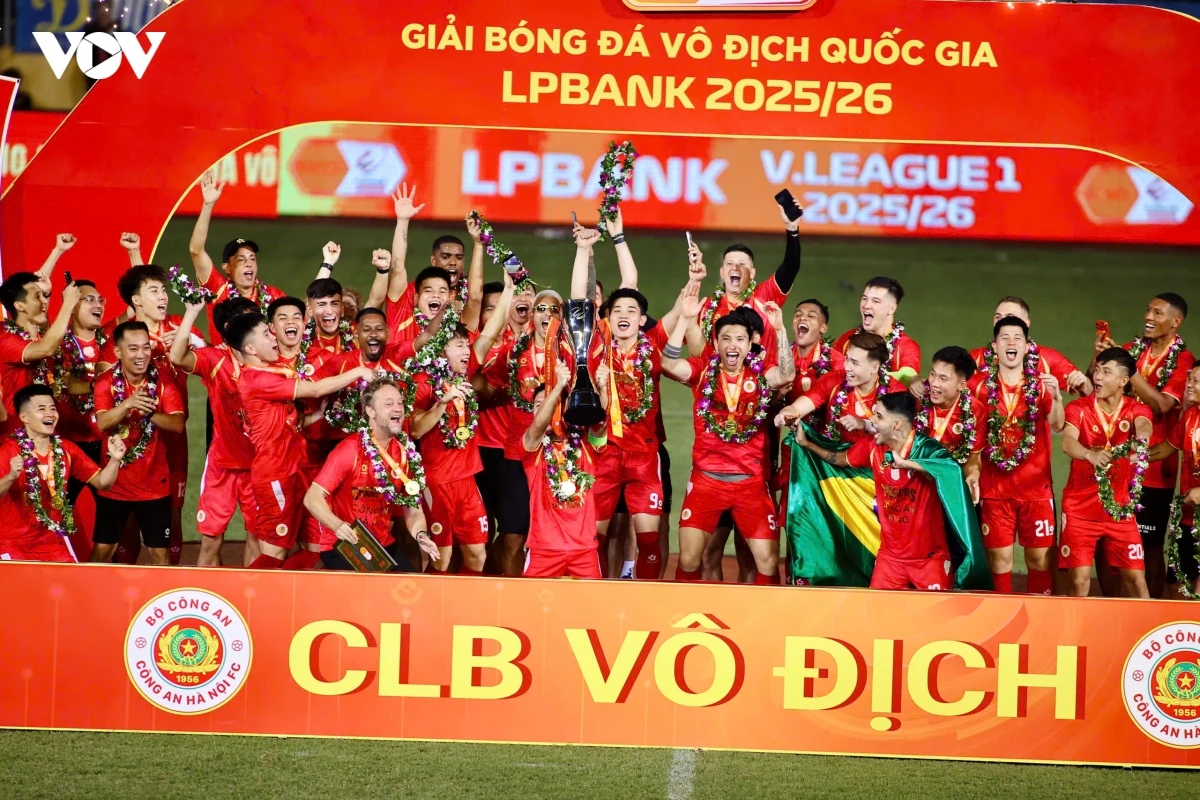 cahn danh bai tp.hcm trong ngay nang cao cup vo dich lpbank v.league 1 - 2025 26 hinh anh 17