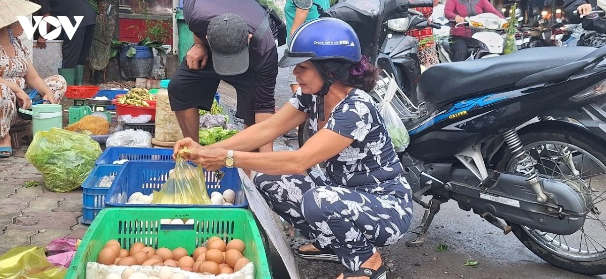 nghich ly gia trung trai nuoi lo nang, cho van ban gia cao hinh anh 1
