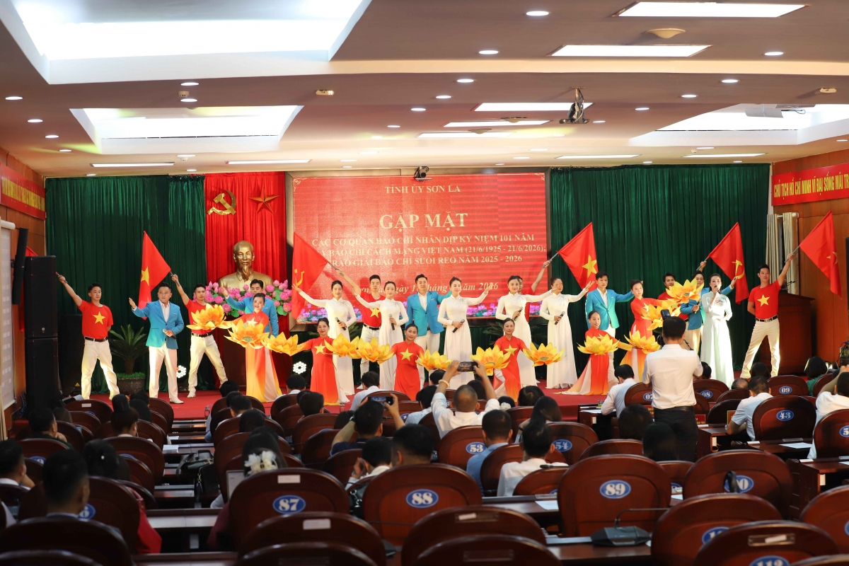 vov tay bac doat nhieu giai tai giai bao chi suoi reo tinh son la hinh anh 1