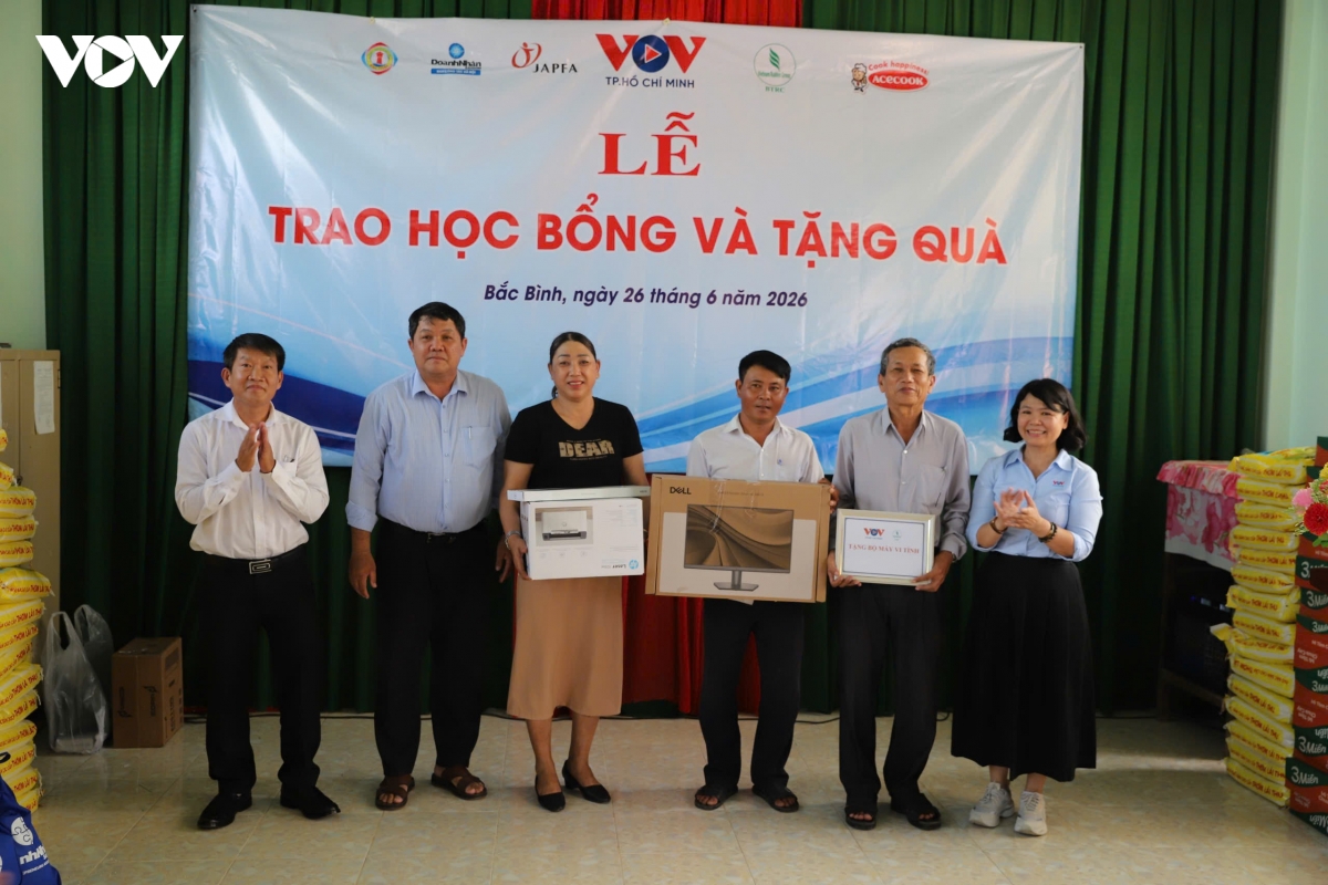 vov tp.hcm trao hon 150 trieu dong, tao viec lam cho dong bao cham hinh anh 1