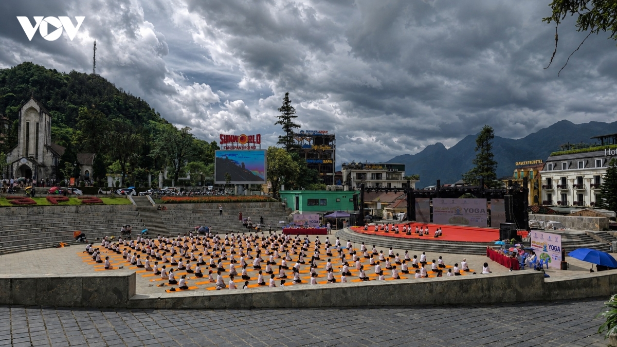 400 người đồng diễn Yoga giữa sương mờ Sa Pa