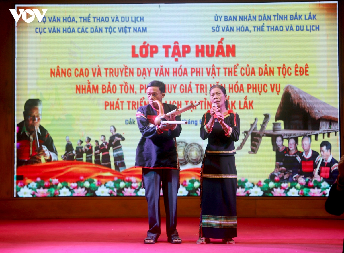 truyen day su thi, loi noi van Ede cho the he tre tai Dak lak hinh anh 3