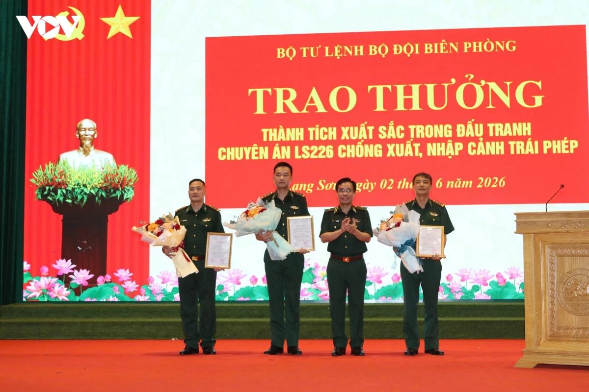 khen thuong tap the, ca nhan co thanh tich pha chuyen an xuat nhap canh trai phep hinh anh 1