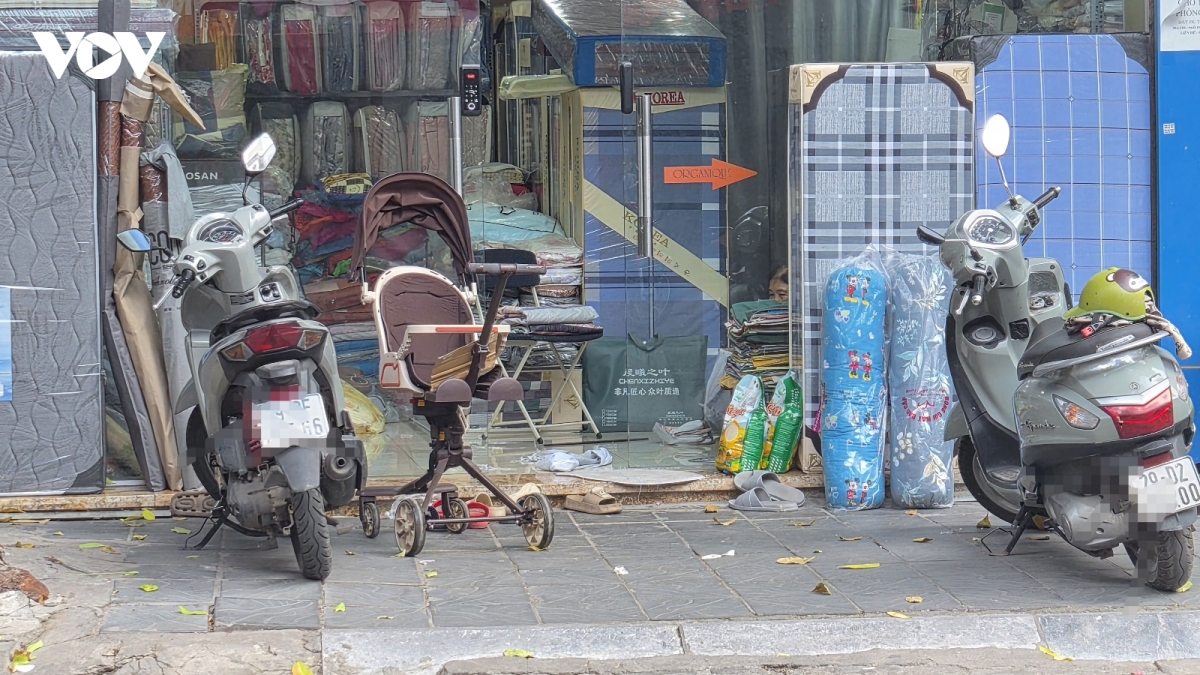 Chuyện vỉa hè trước cửa nhà không phải chuyện đỏ đen, nhưng đen thôi, đỏ quên đi!