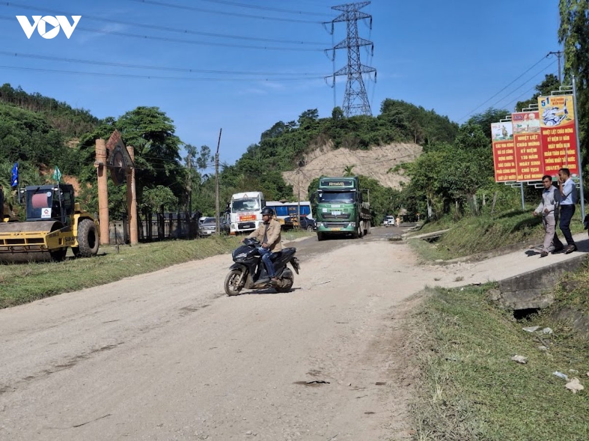 cai tao, nang cap quoc lo 14d noi cua khau nam giang, Da nang voi lao hinh anh 4