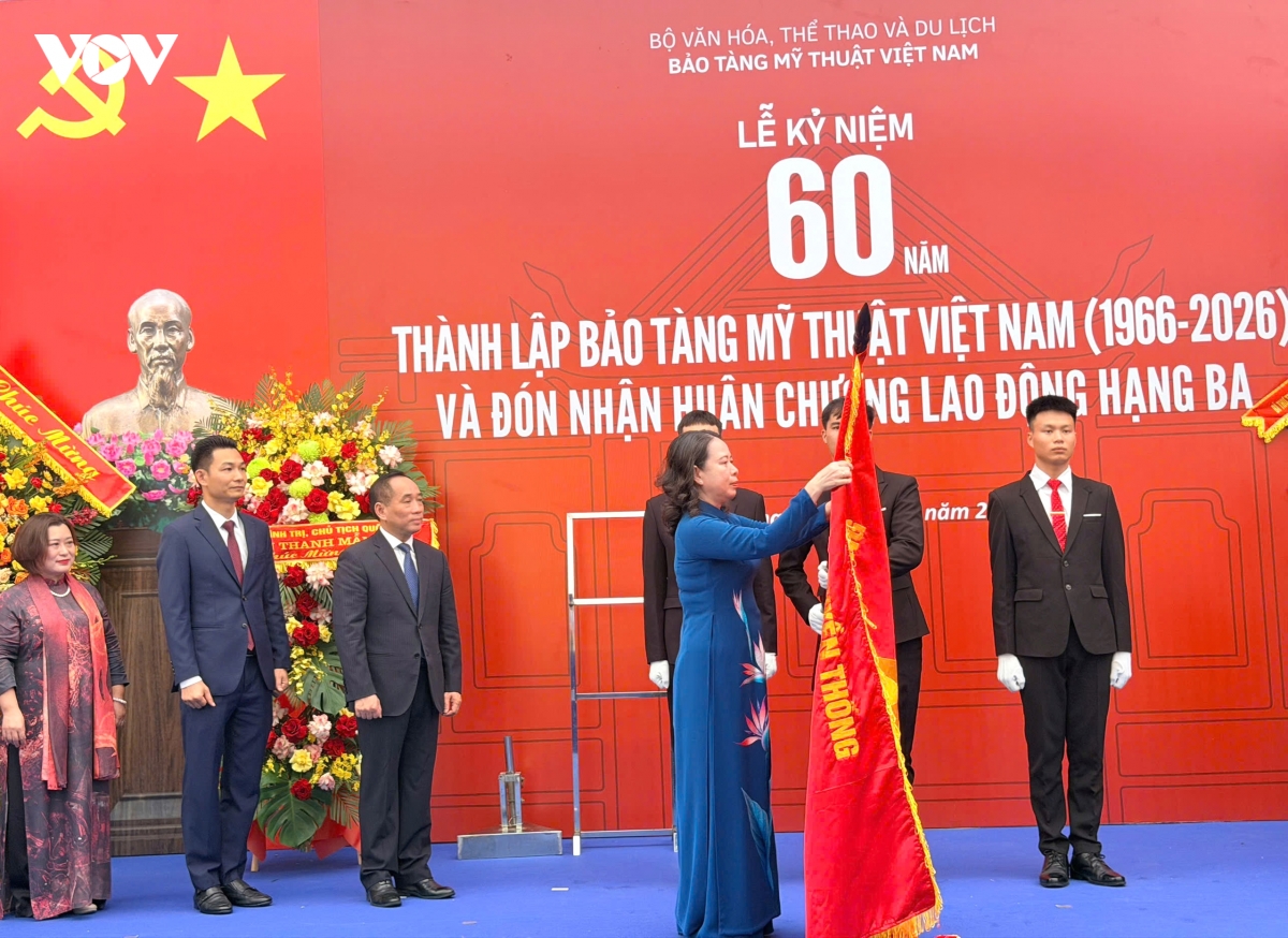 Phó Chủ tịch nước trao Huân chương Lao động cho Bảo tàng Mỹ thuật Việt Nam