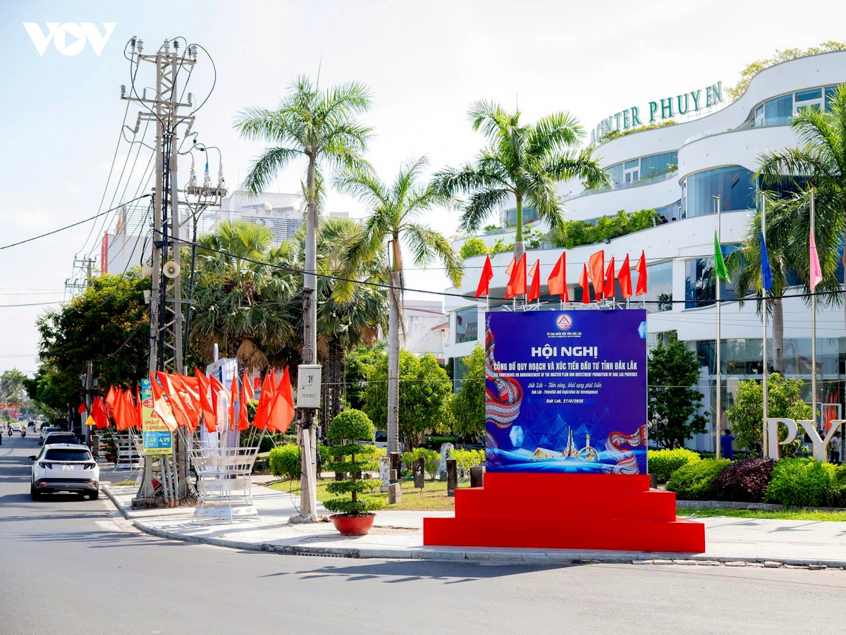 Dak lak ruc sac mau truoc ngay hoi xuc tien dau tu hinh anh 4