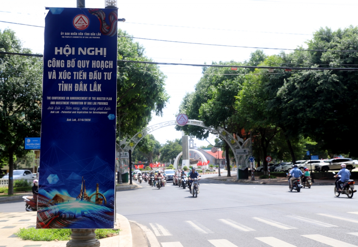 Dak lak ruc sac mau truoc ngay hoi xuc tien dau tu hinh anh 1