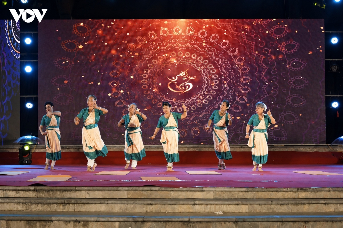 400 nguoi dong dien yoga giua suong mo sa pa hinh anh 8