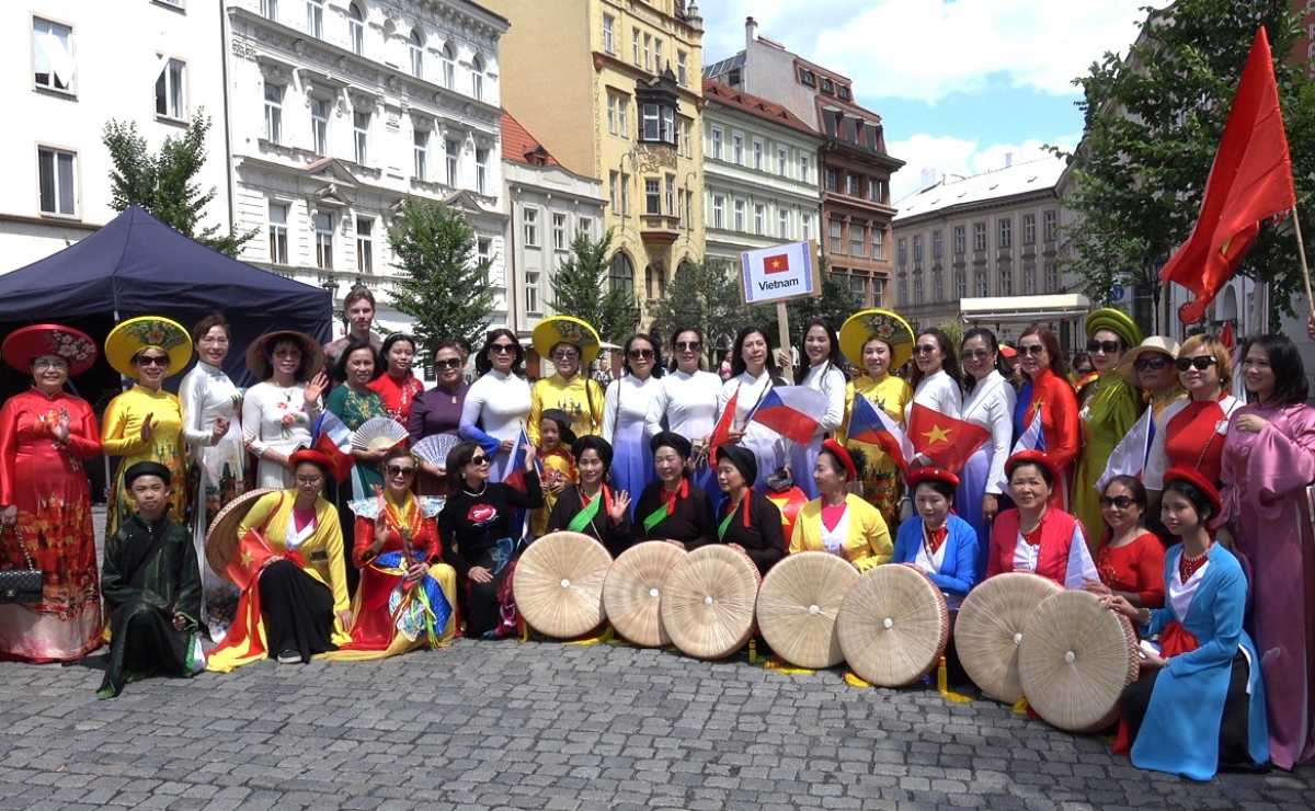 cong dong nguoi viet toa sang tai festival cac dan toc thieu so cong hoa sec hinh anh 1