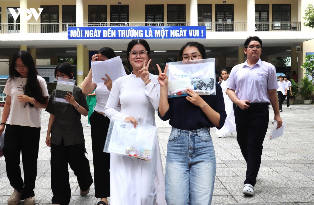 Da nang 359 thi sinh vang mat trong ngay dau tien thi tot nghiep thpt hinh anh 2
