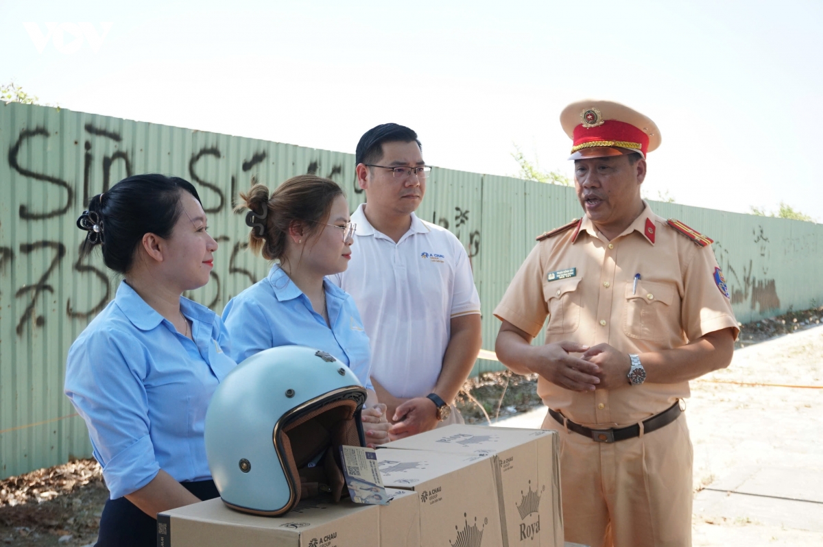 2.000 mu bao hiem dat chuan duoc csgt trao tan tay nguoi di duong o Da nang hinh anh 1