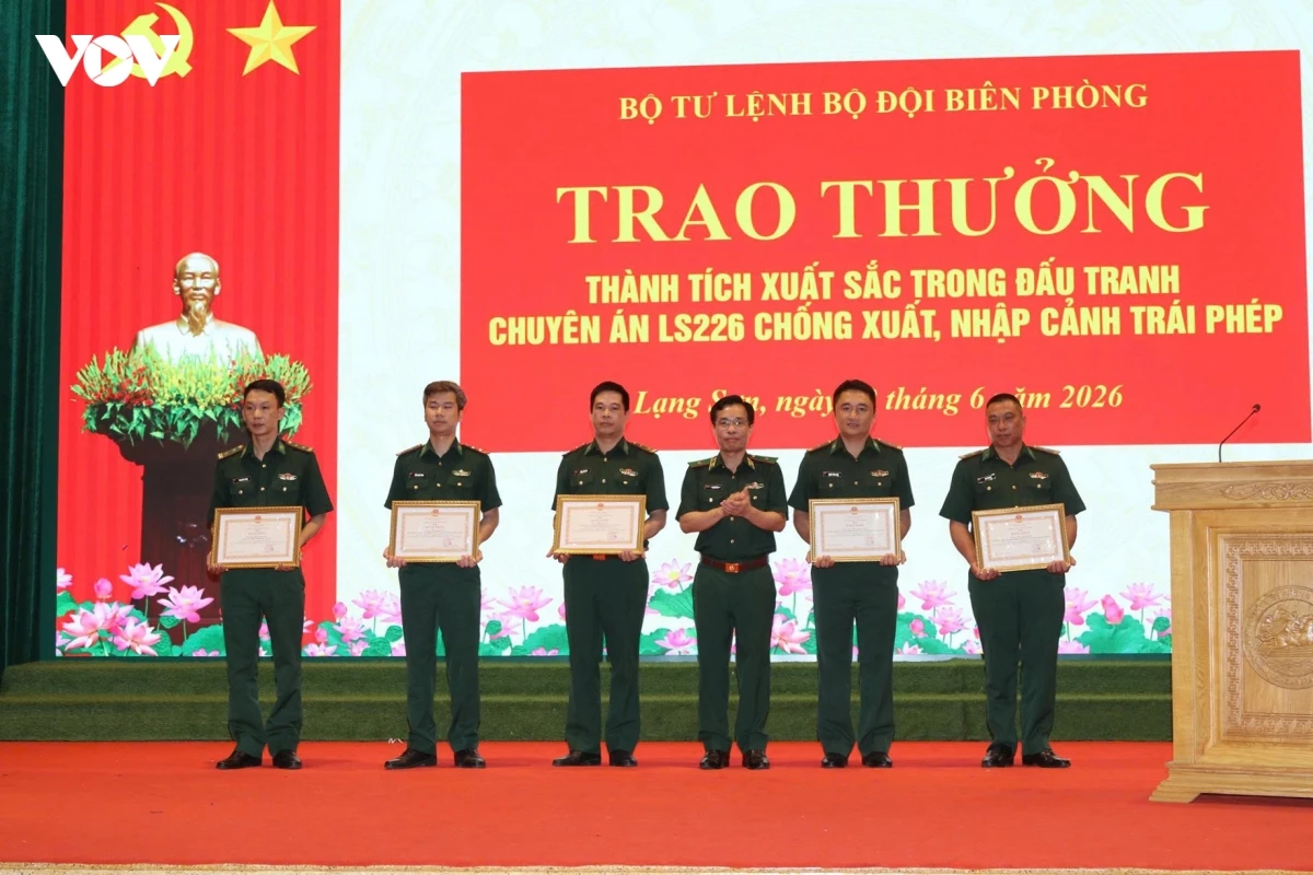 khen thuong tap the, ca nhan co thanh tich pha chuyen an xuat nhap canh trai phep hinh anh 2