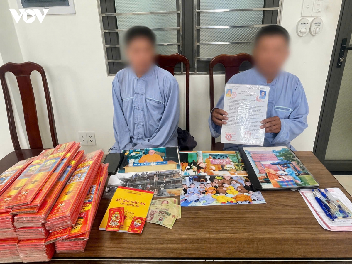 loi dung danh nghia nha chua, 2 nguoi mac trang phuc phat tu di van dong quyen gop hinh anh 1