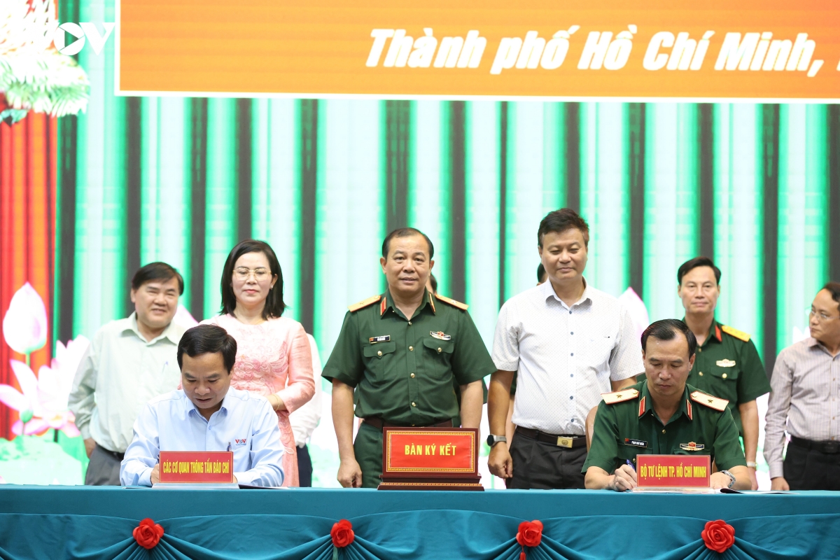 bo tu lenh tp.hcm va vov tai tp.hcm ky ket phoi hop tuyen truyen hinh anh 1