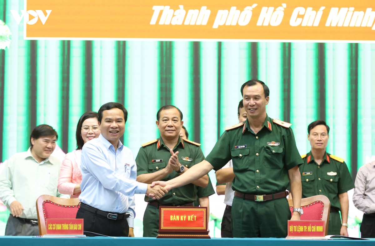 bo tu lenh tp.hcm va vov tai tp.hcm ky ket phoi hop tuyen truyen hinh anh 4