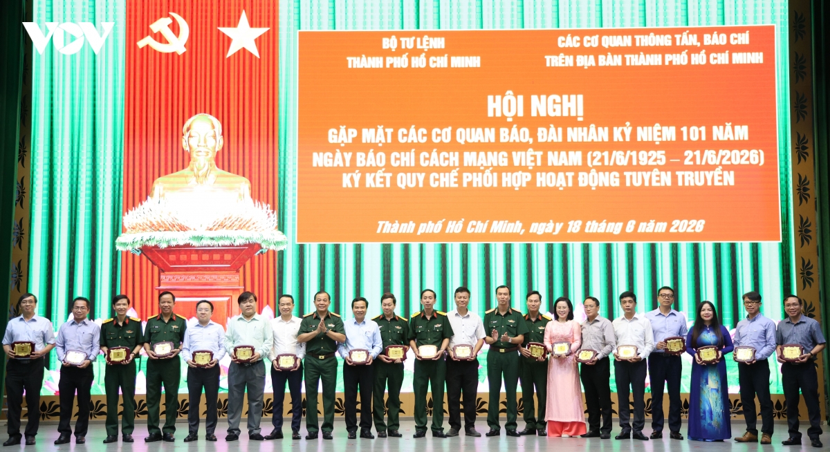 bo tu lenh tp.hcm va vov tai tp.hcm ky ket phoi hop tuyen truyen hinh anh 5