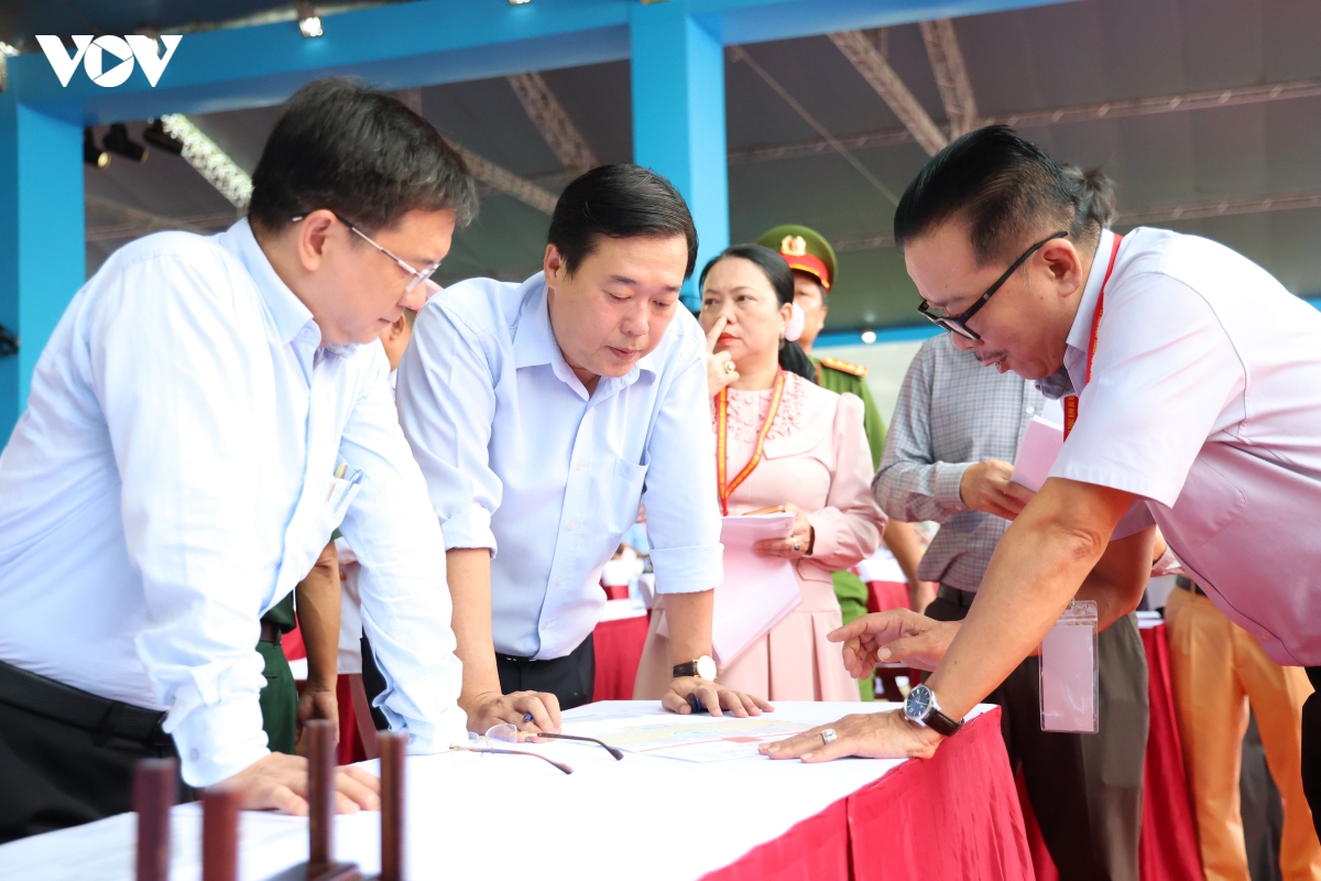 tp.hcm tong duyet le ky niem 50 nam thanh pho mang ten bac ho hinh anh 2
