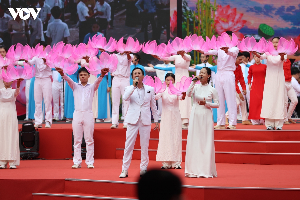 tp.hcm tong duyet le ky niem 50 nam thanh pho mang ten bac ho hinh anh 3