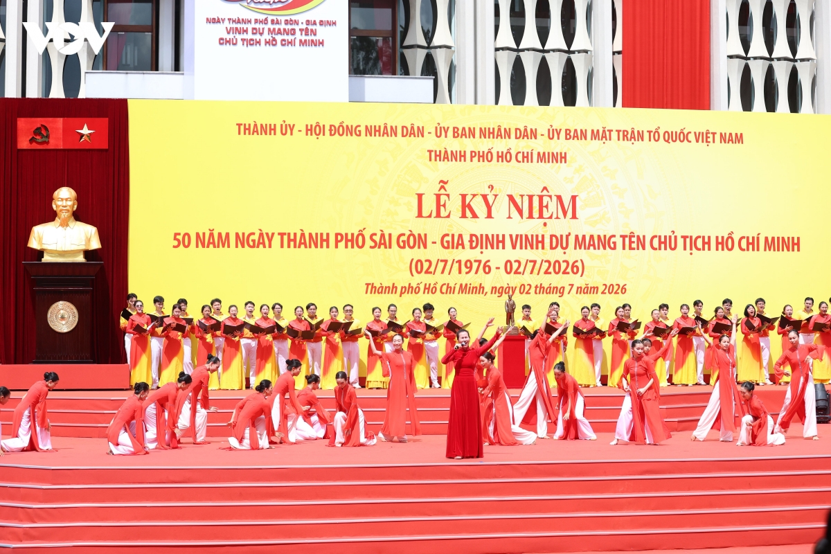 tp.hcm tong duyet le ky niem 50 nam thanh pho mang ten bac ho hinh anh 5