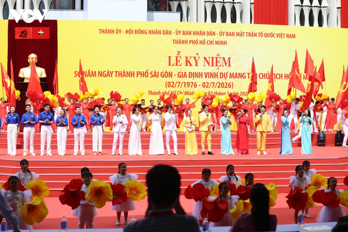 tp.hcm tong duyet le ky niem 50 nam thanh pho mang ten bac ho hinh anh 1