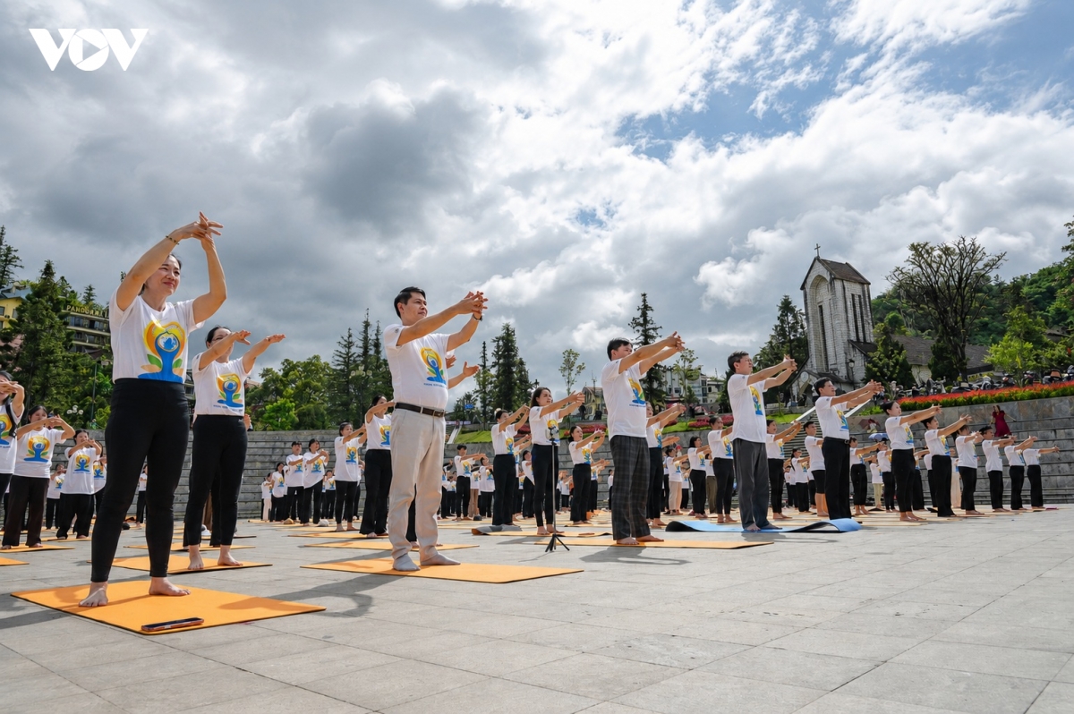 400 nguoi dong dien yoga giua suong mo sa pa hinh anh 4