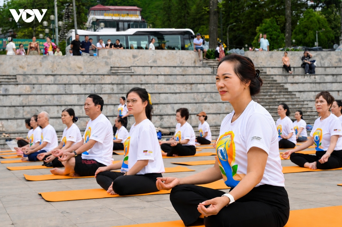 400 nguoi dong dien yoga giua suong mo sa pa hinh anh 6