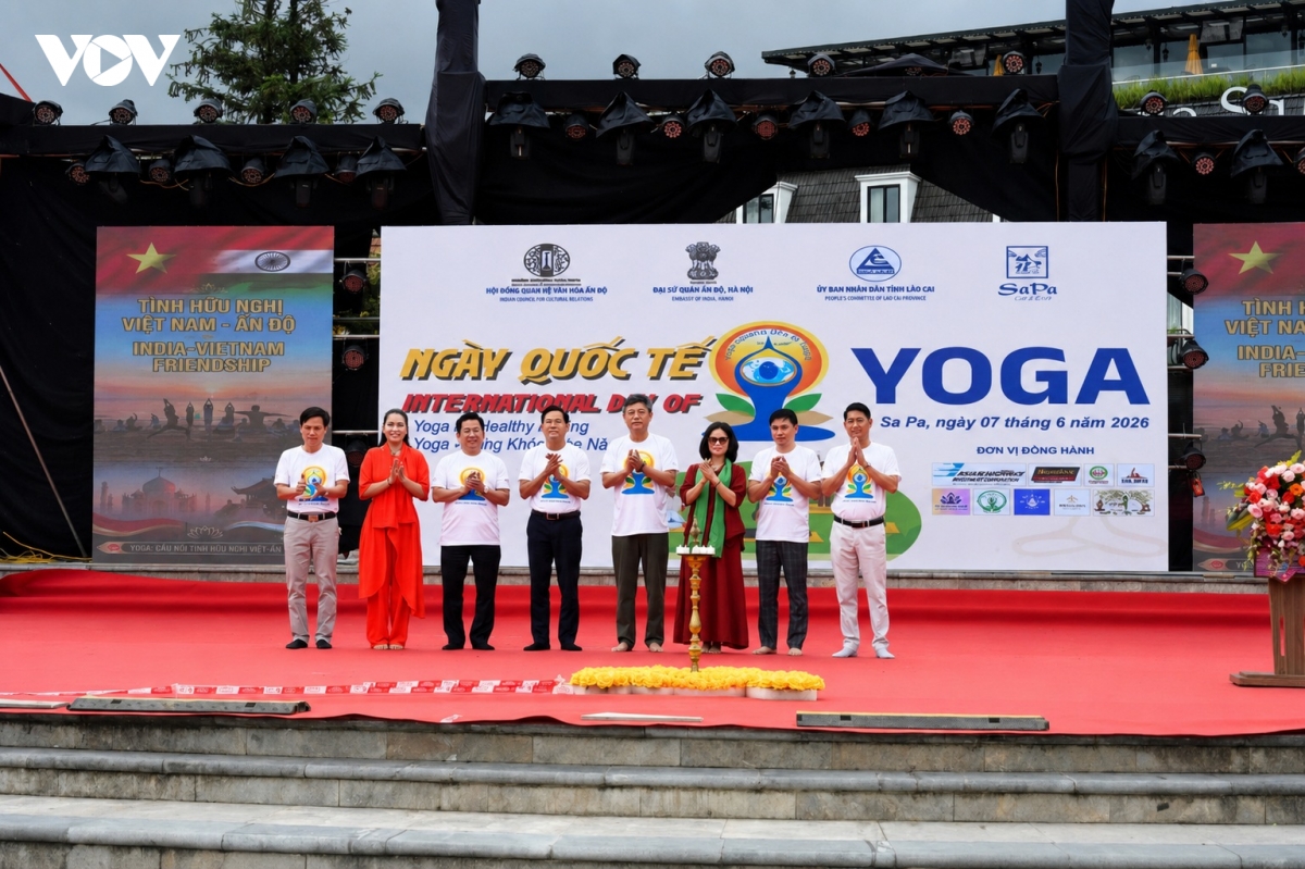 400 nguoi dong dien yoga giua suong mo sa pa hinh anh 1
