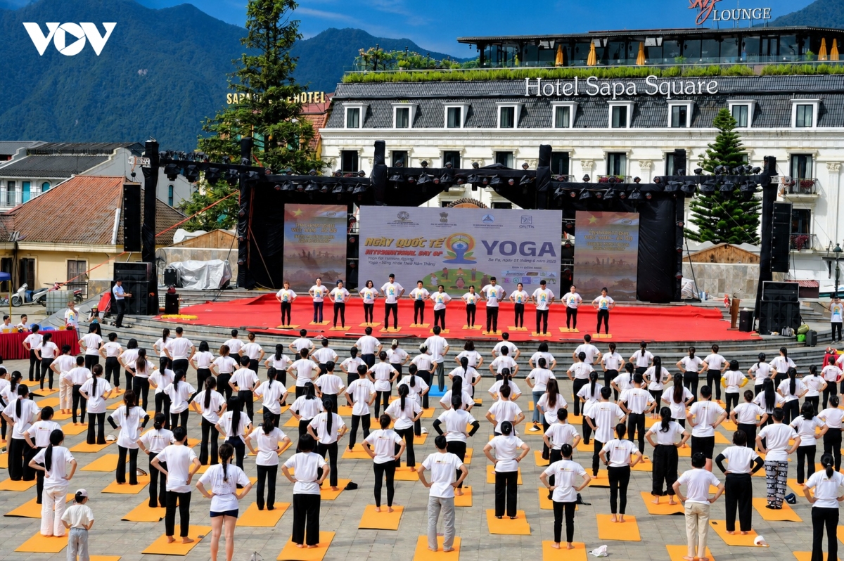400 nguoi dong dien yoga giua suong mo sa pa hinh anh 3