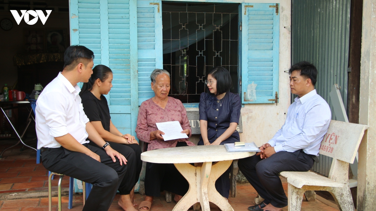 Cán bộ đến tận nhà, đưa dịch vụ công đến gần dân
