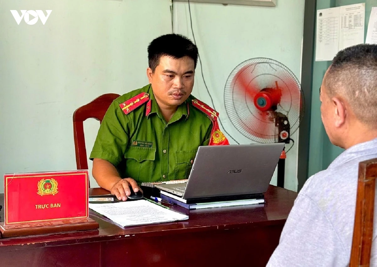 Trực ban Công an phường Phú Thủy tiếp nhận, hỗ trợ người dân nhận lại số tiền chuyển nhầm.jpg