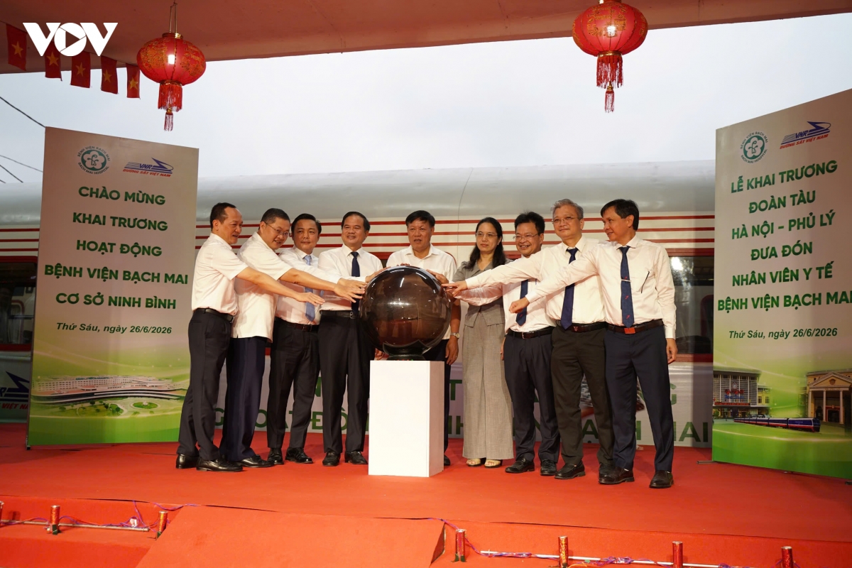 khai truong doan tau dua y bac si tu benh vien bach mai xuong co so ninh binh hinh anh 1
