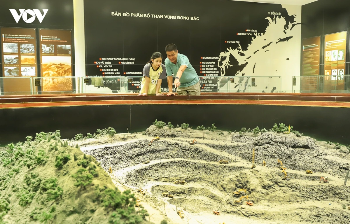 trai nghiem dem o vien bao tang ben bo di san ha long hinh anh 1