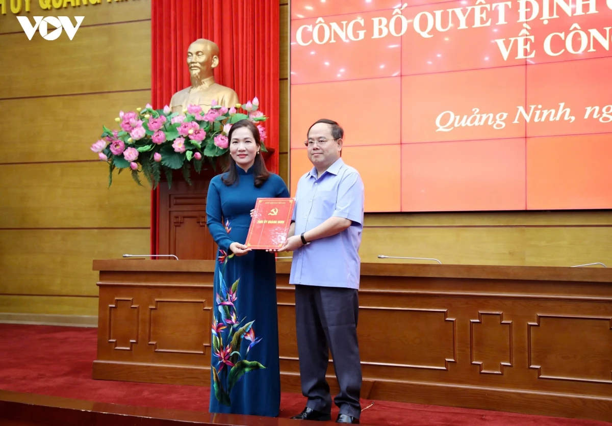 bi_thu_tinh_uy_quang_ninh_quan_minh_cuong_trao_quyet_dinh_cho_tan_truong_ban_tuyen_giao_va_dan_van_tinh_uy_quang_ninh_.jpg