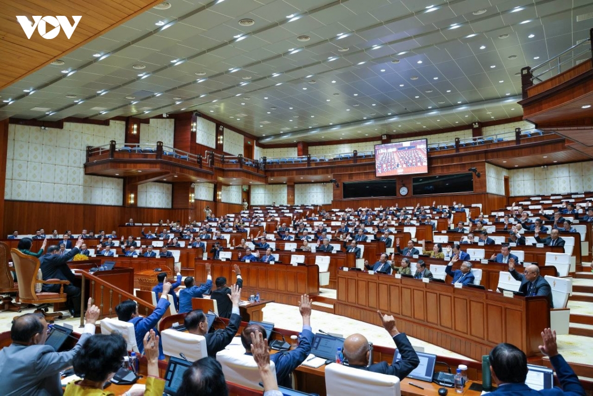 campuchia sua doi luat giao thong duong bo truoc nan xe qua tai hinh anh 1