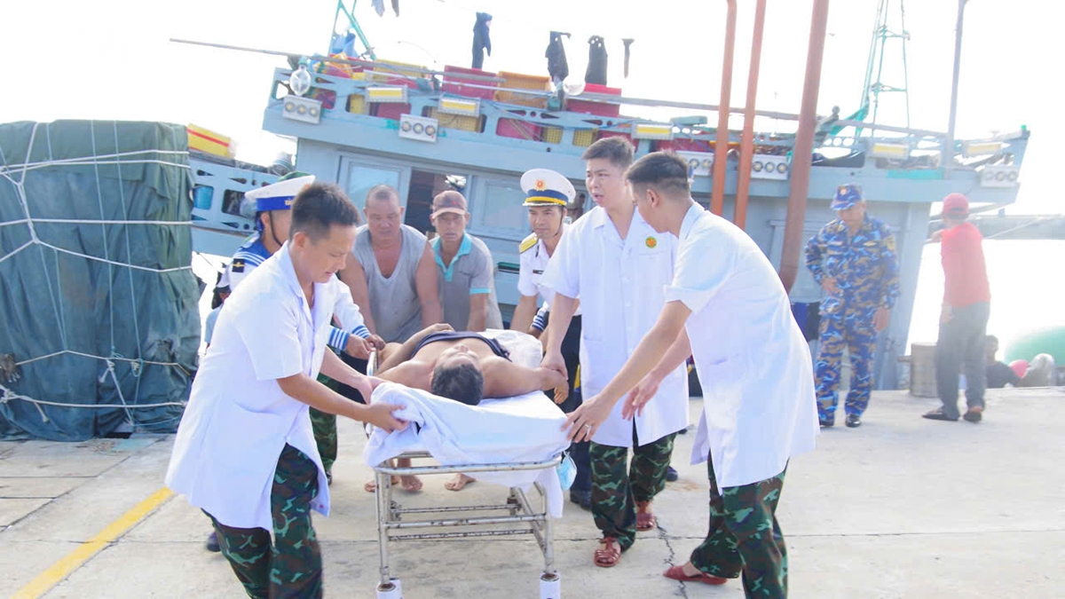 Dao truong sa cap cuu kip thoi ngu dan bi dut lia cang chan hinh anh 1
