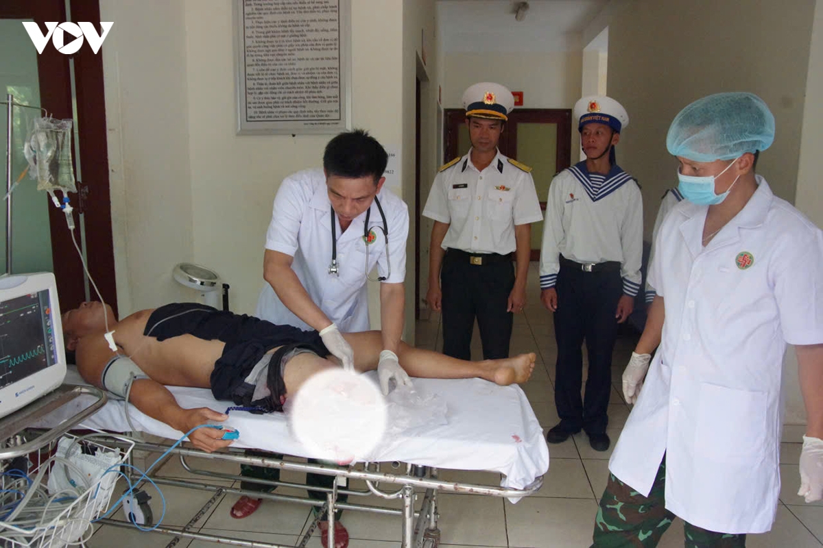 Dao truong sa cap cuu kip thoi ngu dan bi dut lia cang chan hinh anh 2
