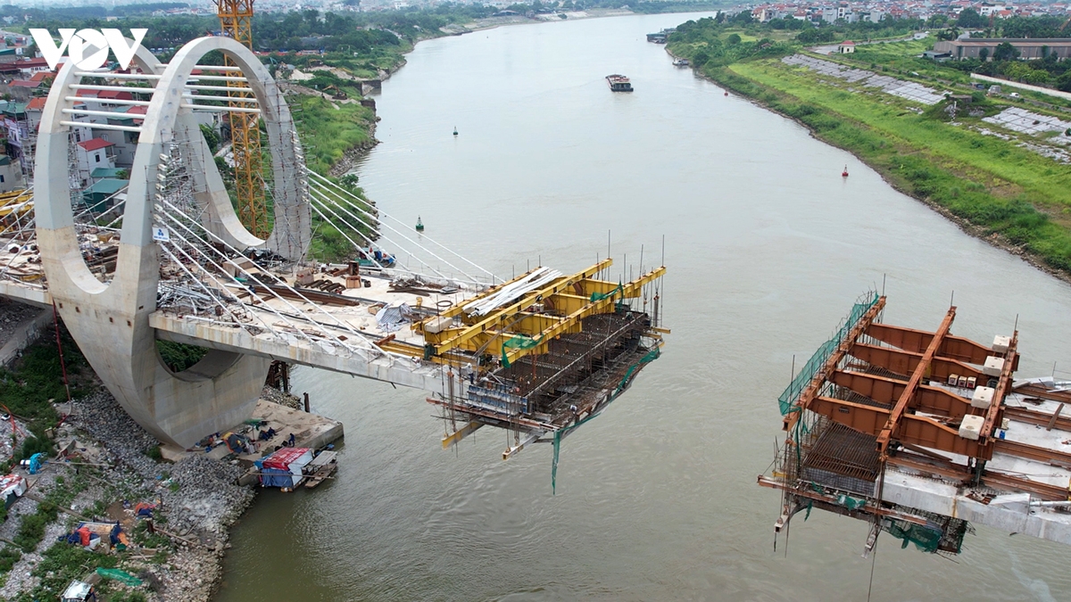Cận cảnh Cầu Đuống mới tăng tốc thi công, chuẩn bị hợp long nhịp chính