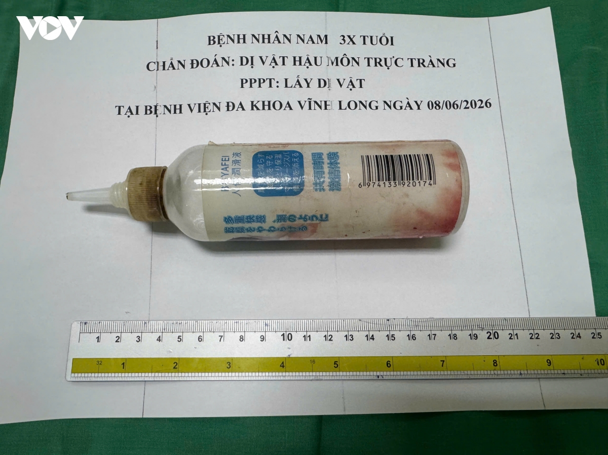 thanh nien tu dut chai nhua dai gan 20 cm vao sau trong hau mon hinh anh 1