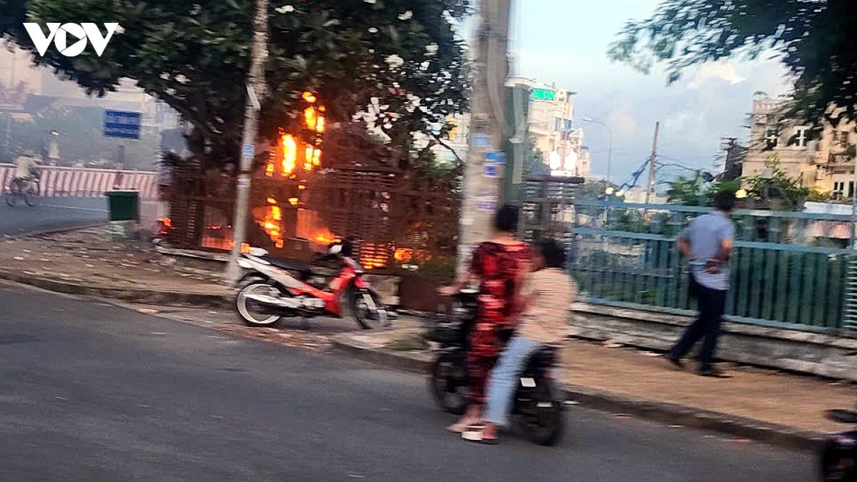 chay cot dien gan chan cau o an giang, giao thong un u cuc bo gio cao diem hinh anh 1