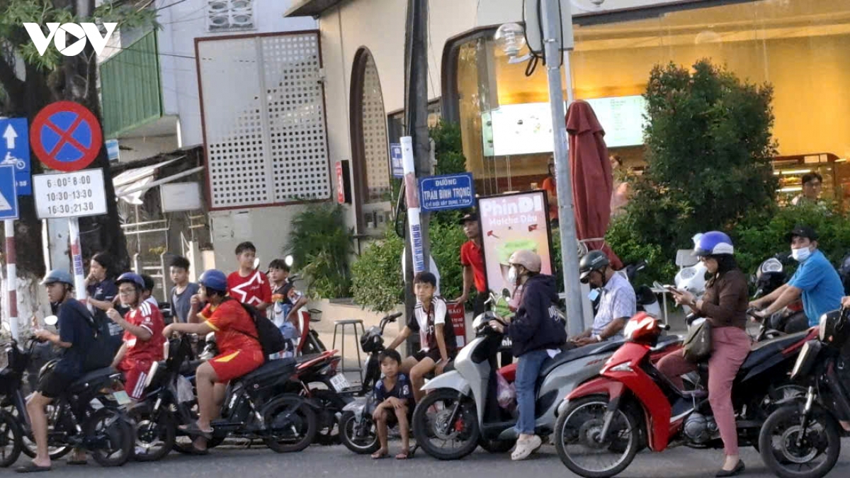 chay cot dien gan chan cau o an giang, giao thong un u cuc bo gio cao diem hinh anh 2